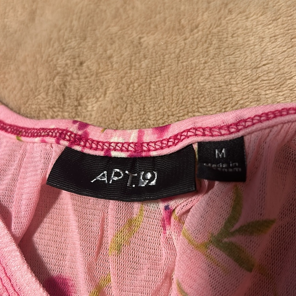 Beautiful ladies top. - Picture 3 of 3